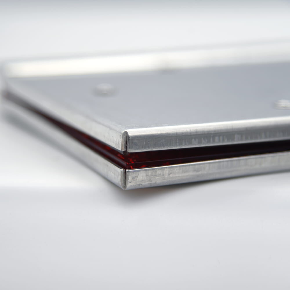 Detail Seitenkante: Metallgehäuse mit roter Prismareflexfolie, geschlossen