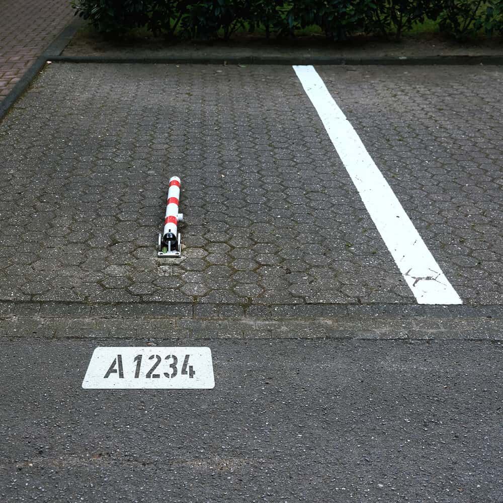 3M Stamark Kennzeichnung „A1234“ auf Asphalt vor Parkplatz mit Parkbügel
