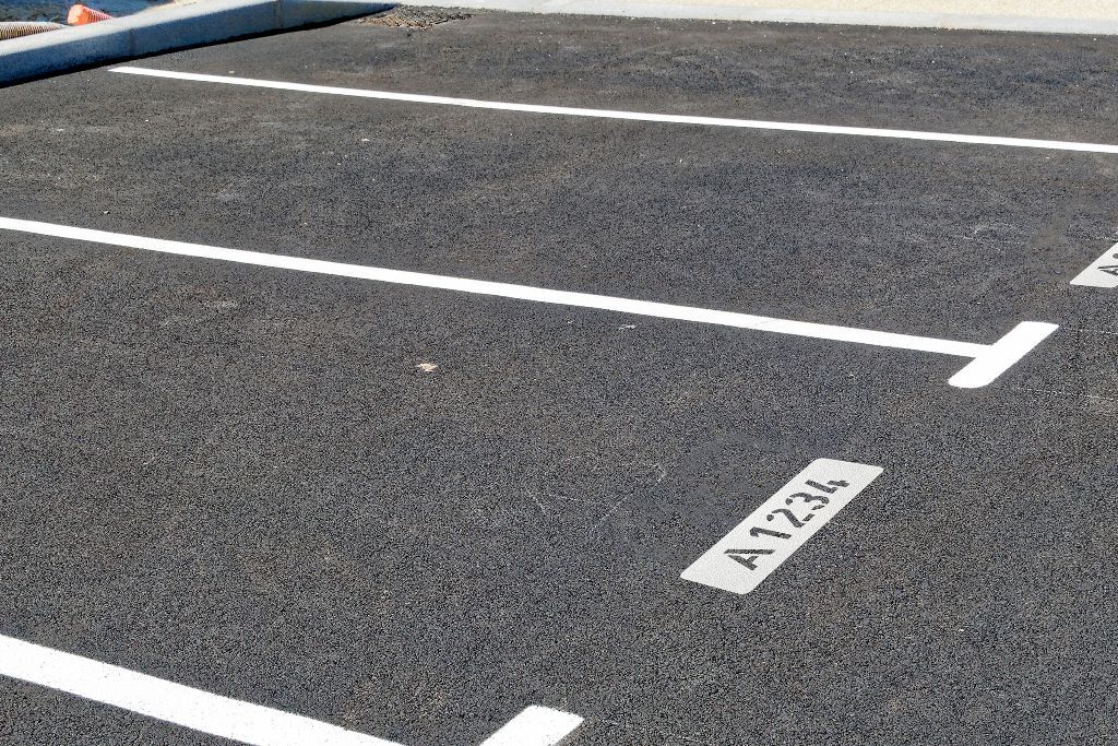 3M Stamark Kennzeichnung „A1234“ auf Asphalt vor Parkplatz mit Parkbügel