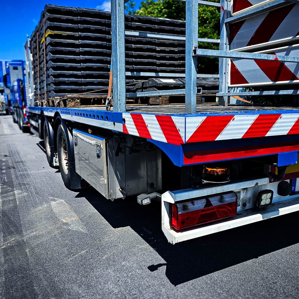 3M 823i Warnmarkierung rot/weiß an Lkw-Ladefläche, seitlich und hinten sichtbar
