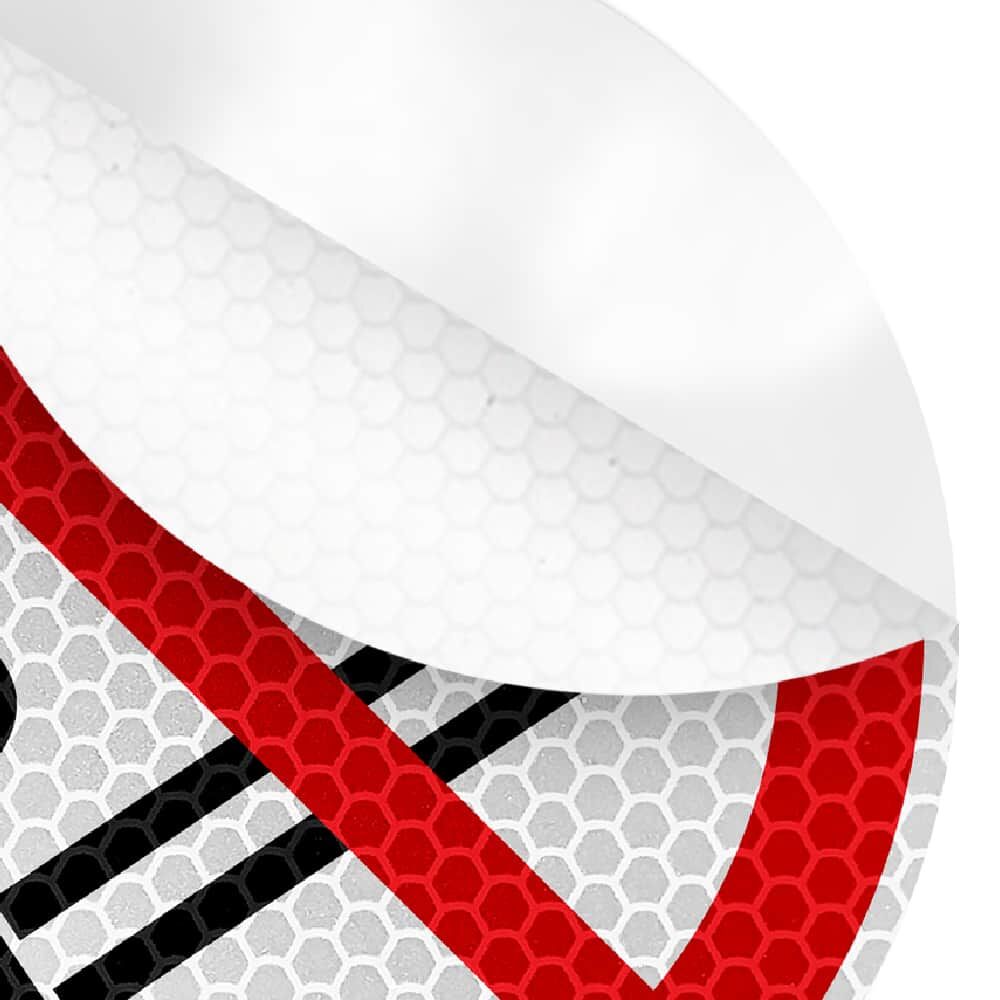 Detailansicht der Rückseite des Aufklebers „Rauchen verboten“ beim Abziehen