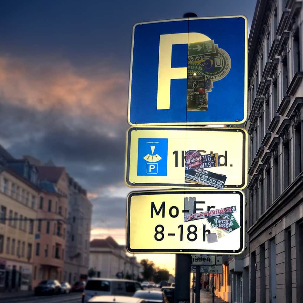 Vorher-nachher: Parkplatzschilder mit und ohne Astifol Anti-Sticker Rechteckfolie