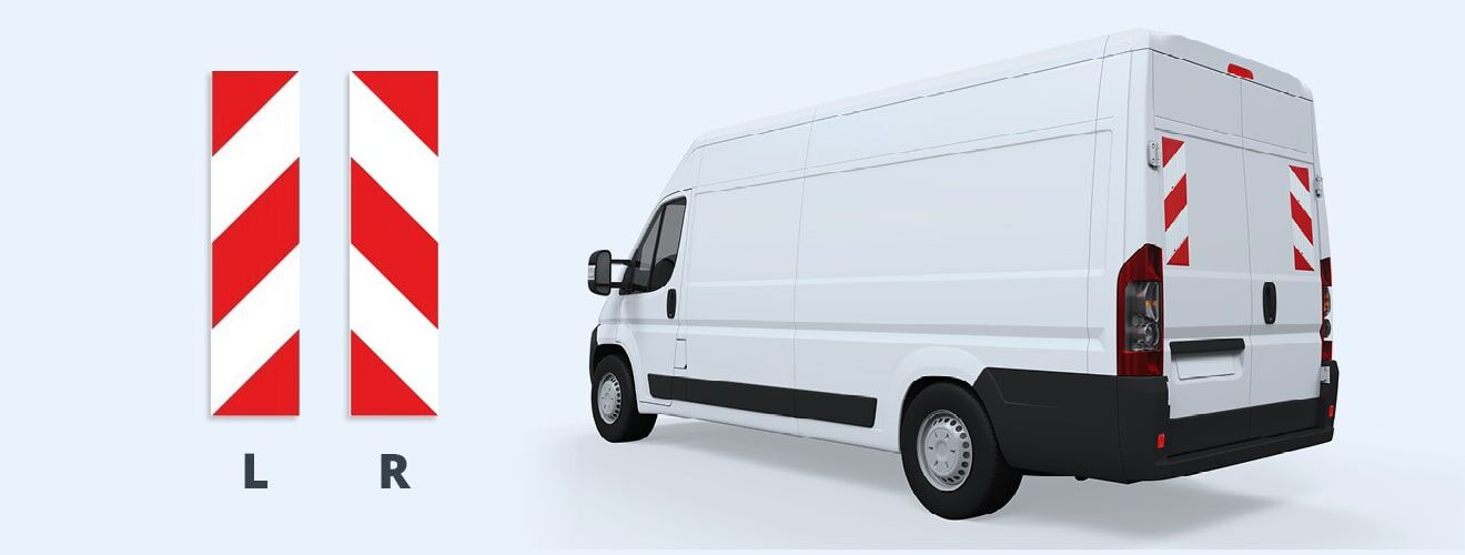 Ein weißer Transporter mit vertikal angebrachten rot-weißen Warnmarkierungen am Heck, daneben die Markierungen für die linksweisend (L) und rechtsweisend (R) Seite.