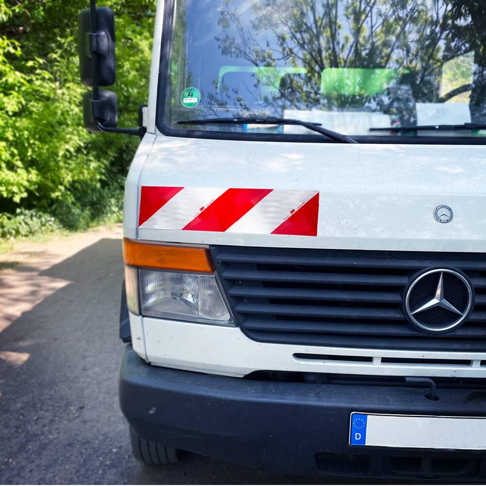 Magnetische 3M 823i Warnmarkierung rot-weiß auf Fahrzeugfront