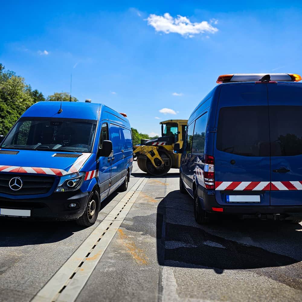 3M 823i Warnmarkierung auf zwei blauen Einsatztransportern im Straßeneinsatz