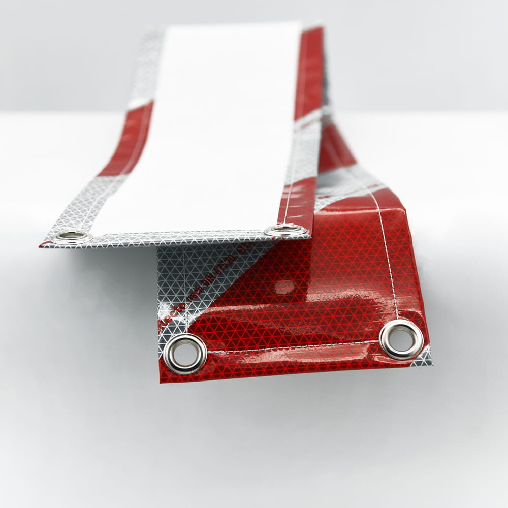 Zusammengelapptes Banner mit Rückseite sichtbar, rote und weiße Fläche mit Ösen