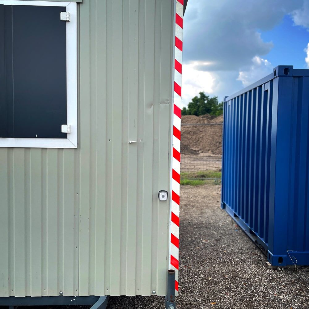 Laderampe mit 5231M Chevron-Warnband rot-weiß vor Torpuffern zur besseren Sichtbarkeit