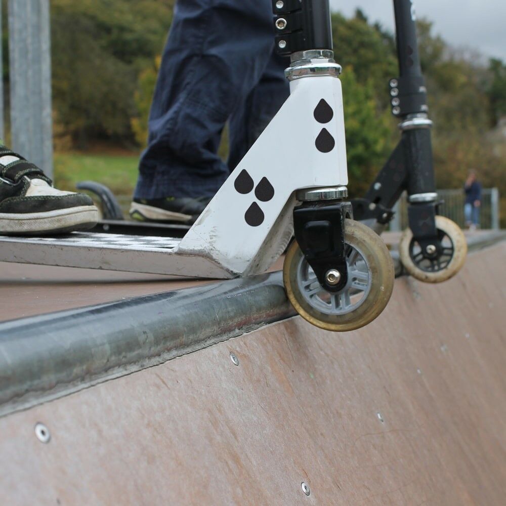 Reflexsticker Light Tropfen auf Stunt-Scooter im Skatepark angebracht