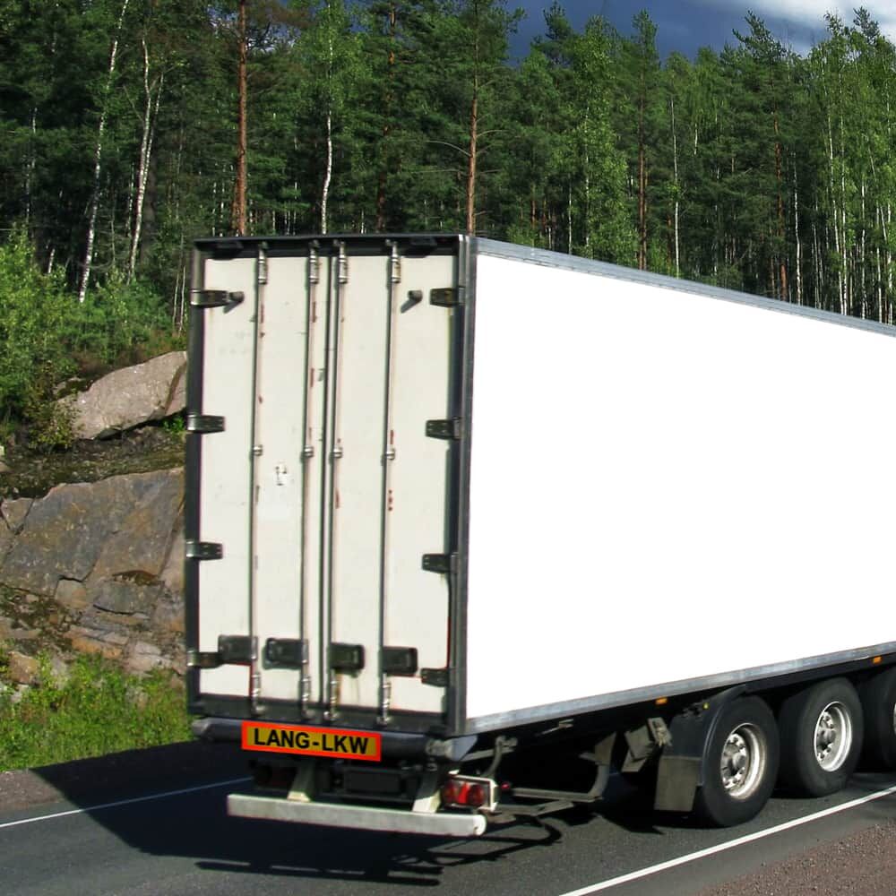 Lang-LKW Schild montiert am Heck eines Megaliners auf Landstraße