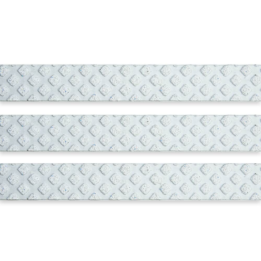 Drei weiße taktile Leitstreifen mit reflektierender Oberfläche auf hellem Hintergrund