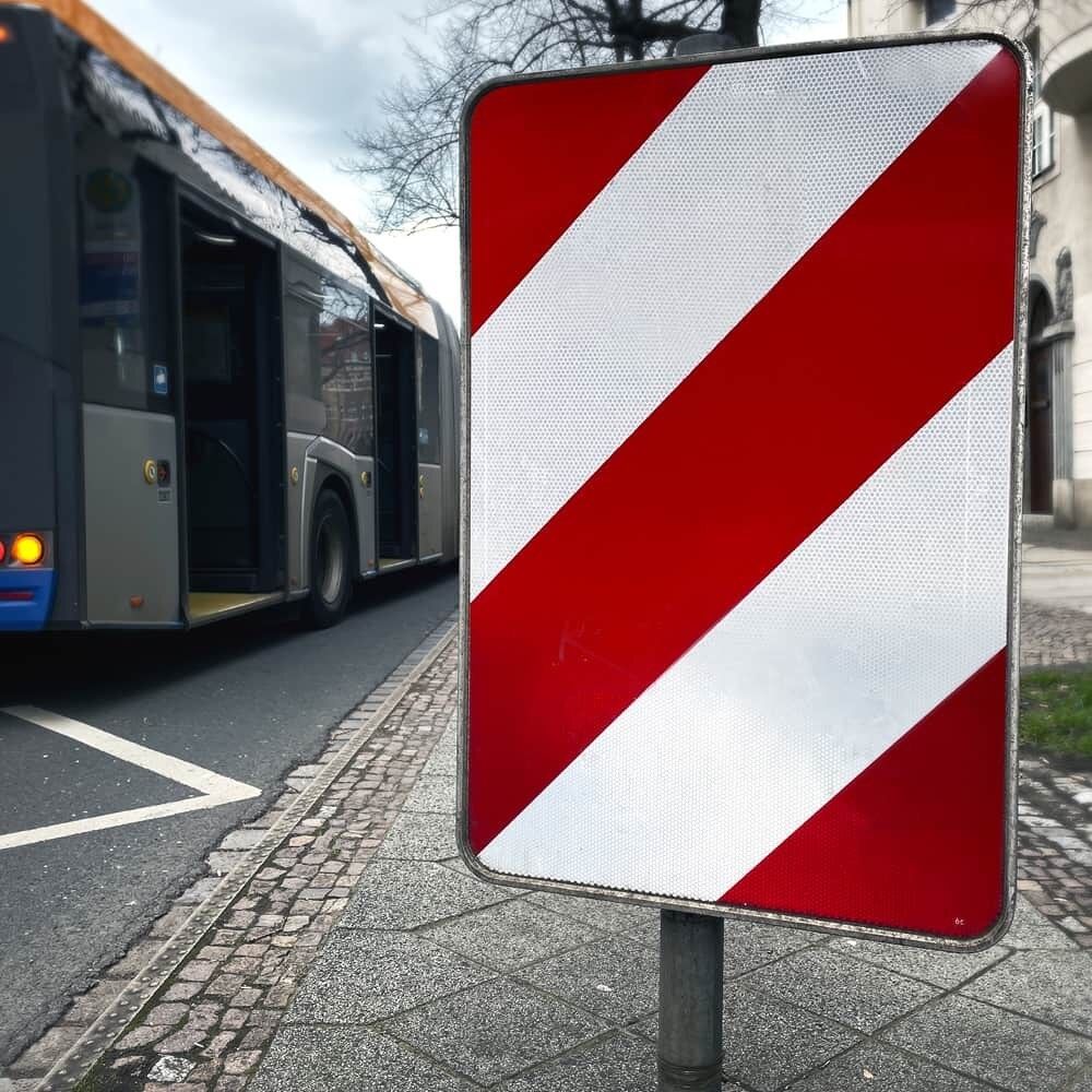 Leitplatte VZ 626-10 rechts im Straßenraum montiert