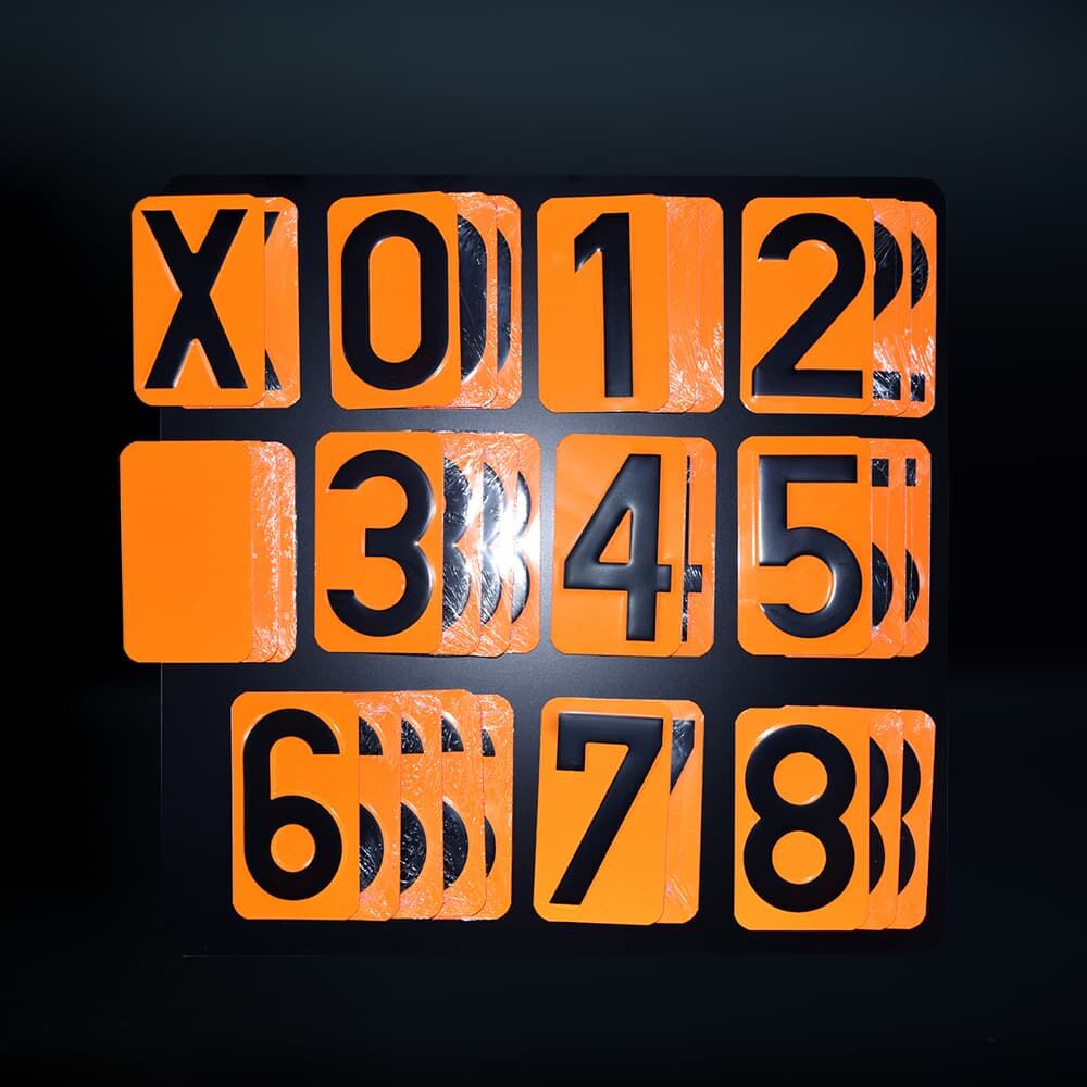 Reflektierender ADR-Ziffernsatz 0–8 und X auf orangefarbenen Platten vor schwarzem Hintergrund.