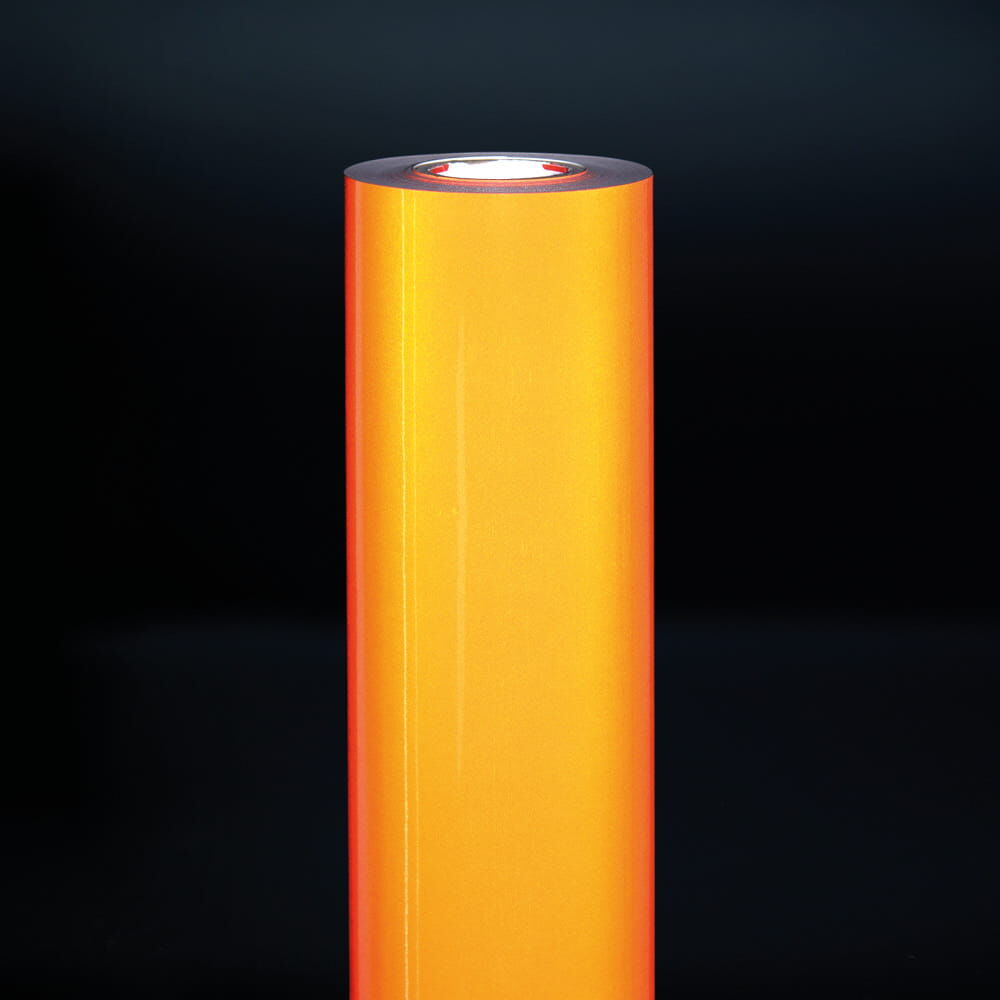 Stark reflektierende ORALITE 5400-Rolle im Dunkelstudio beleuchtet