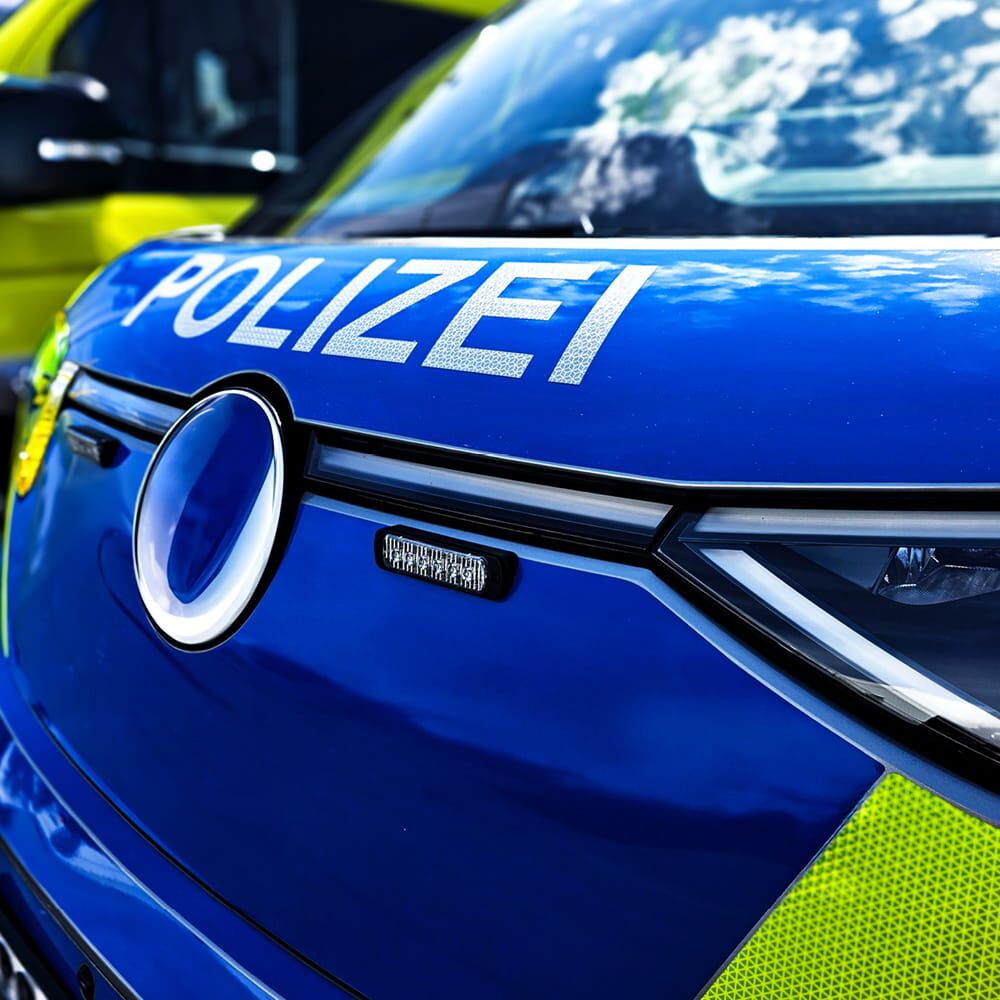 Blaue Motorhaube mit reflektierendem POLIZEI-Schriftzug aus Orafol ORALITE Folie
