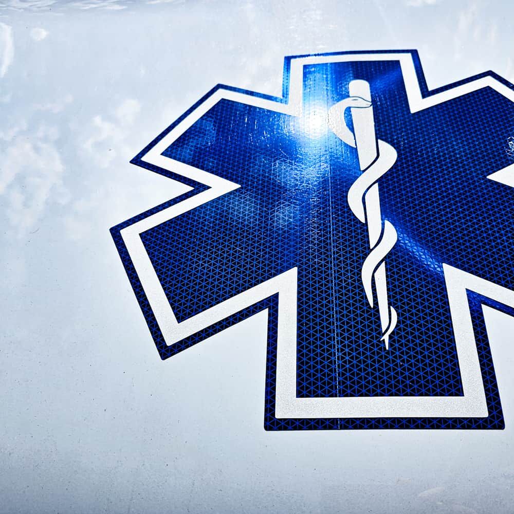 Star-of-Life Piktogramm aus blauer VC 612 Reflexfolie auf weißem Fahrzeuglack