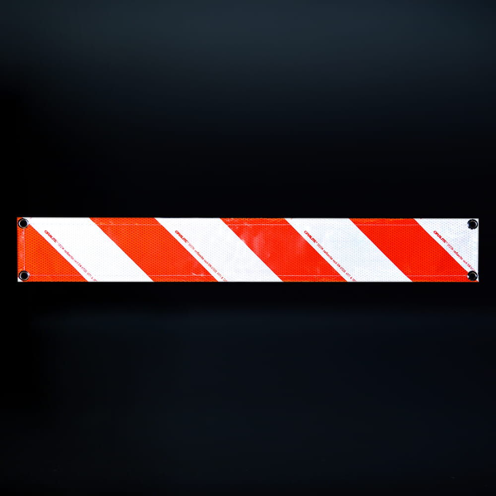 Warnbanner bei Dunkelheit mit stark reflektierender rot-weißer Fläche