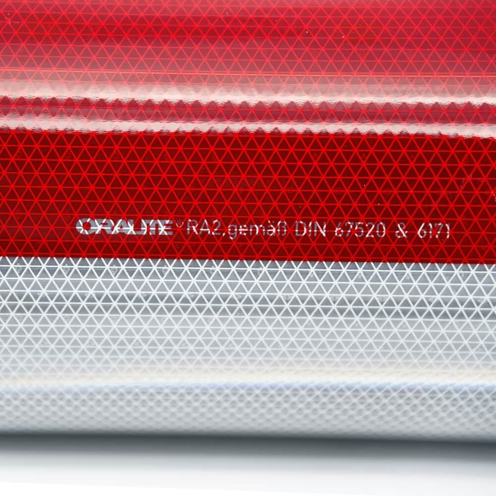 Detail: Schriftzug „ORALITE RA2 DIN 67520“ auf reflektierender Folienoberfläche