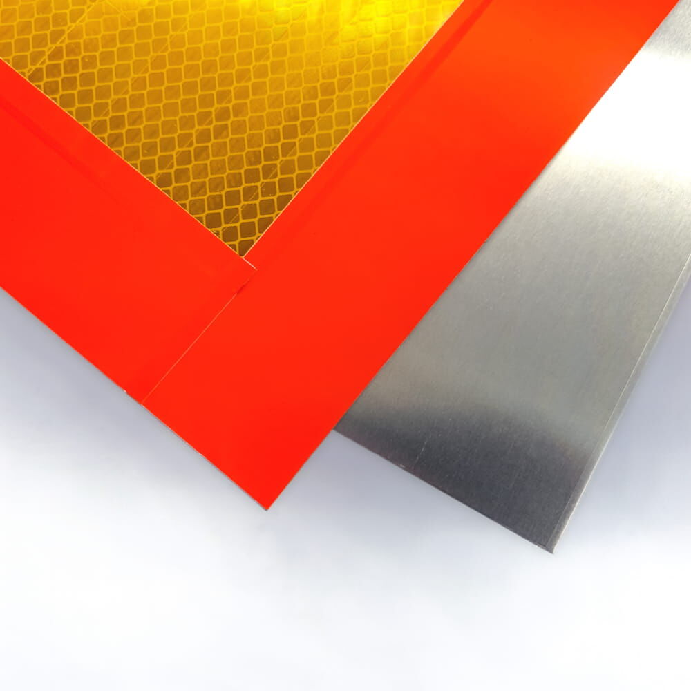 Eckdetail zeigt Folienschicht auf Alu-Träger