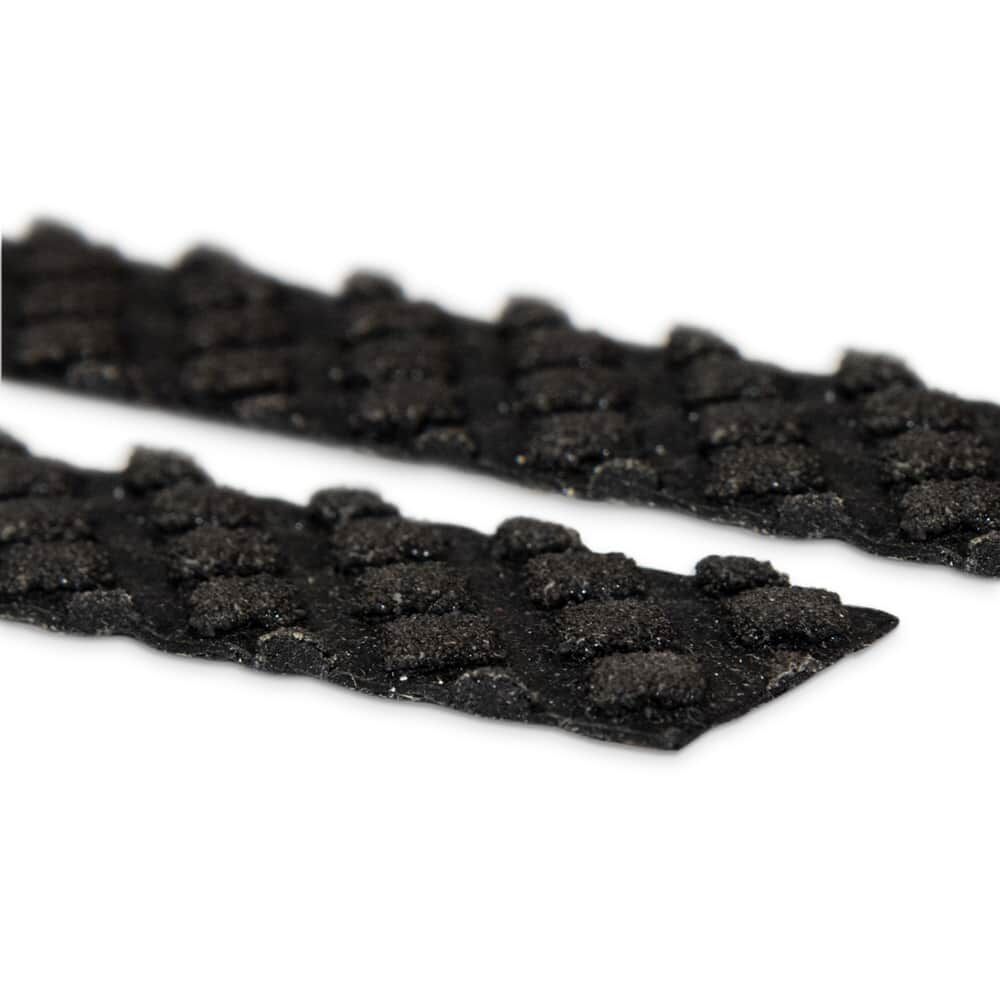 Schwarze Bodenleitstreifen mit rutschfester, strukturierter Oberfläche