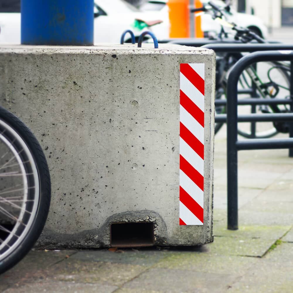 Betonpoller mit ORALITE 5831 rot-weiß, rechtsweisend für Sichtbarkeit