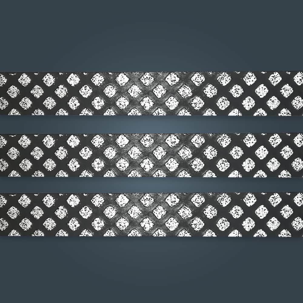 Schwarze Leitstreifen mit weißen, reflektierenden Noppen für bessere Sichtbarkeit