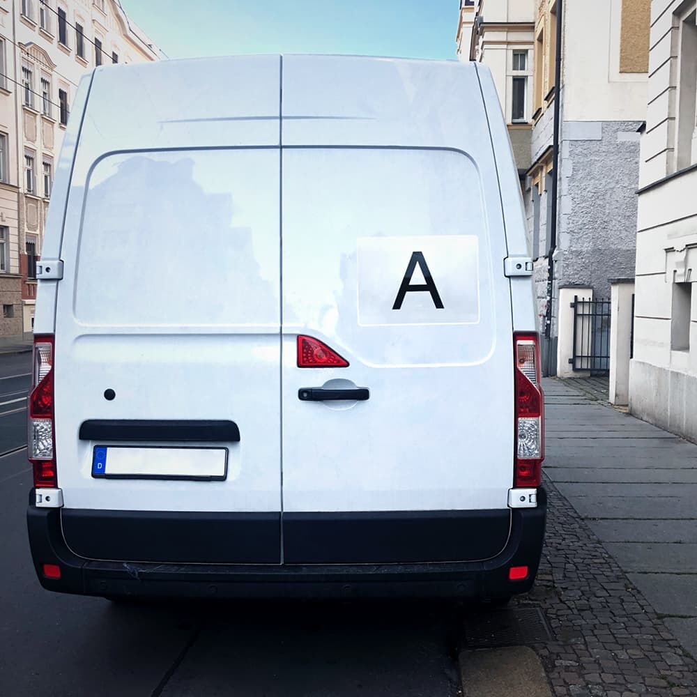 A-Schild selbsthaftend am Heck eines Lieferwagens