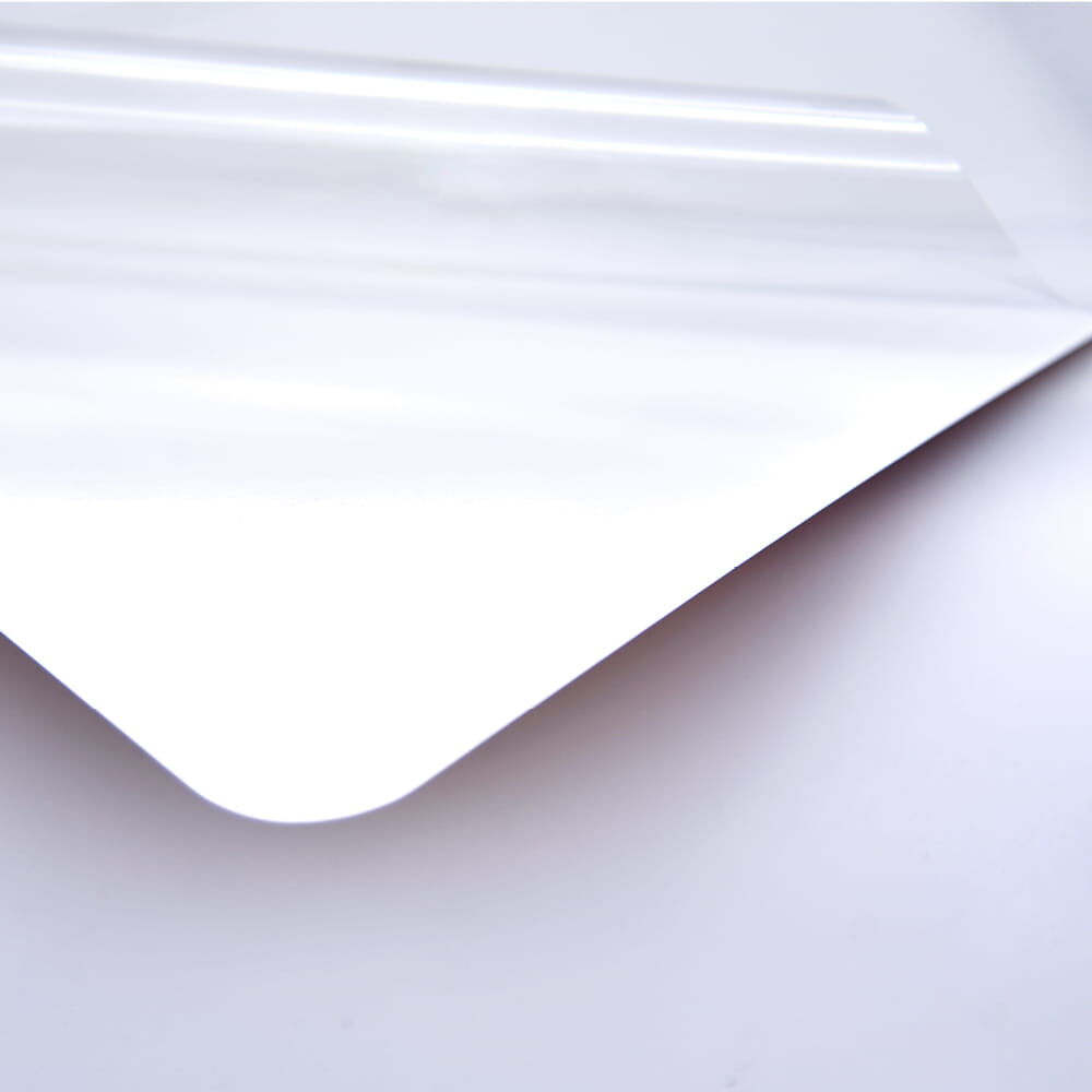 Rückseite der weißen Folie, glatt und haftend ohne Kleber oder Magnet