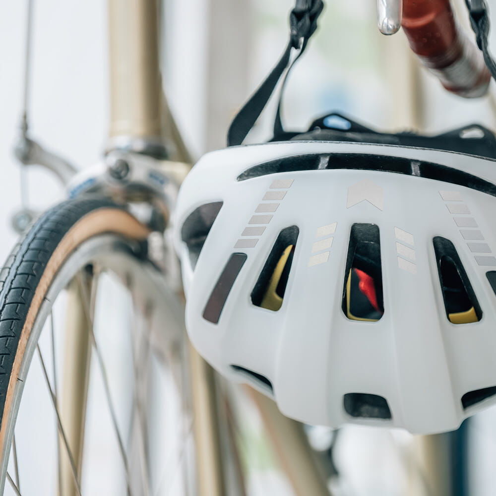 Fahrradhelm im Alltag, dezent reflektierende Pfeil-Sticker auf der Rückseite