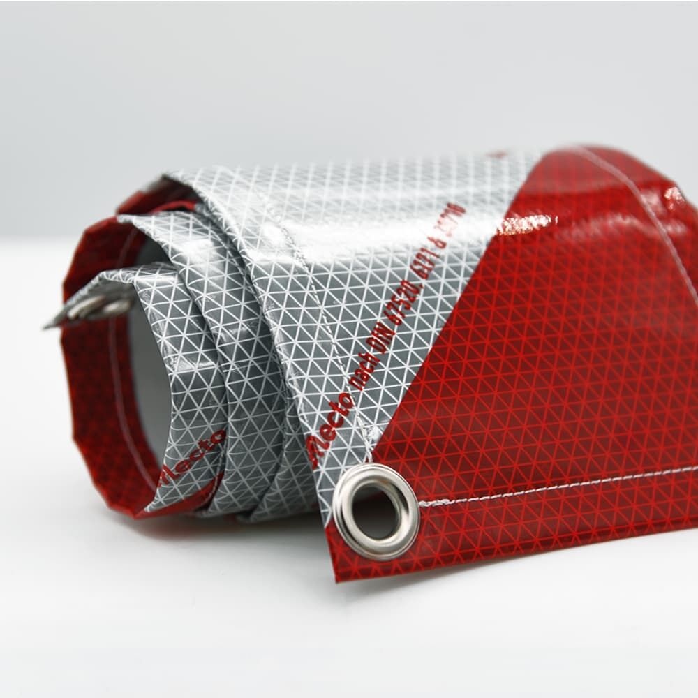 Aufgerolltes Warnbanner mit roter Kante, reflektierender Fläche und Öse
