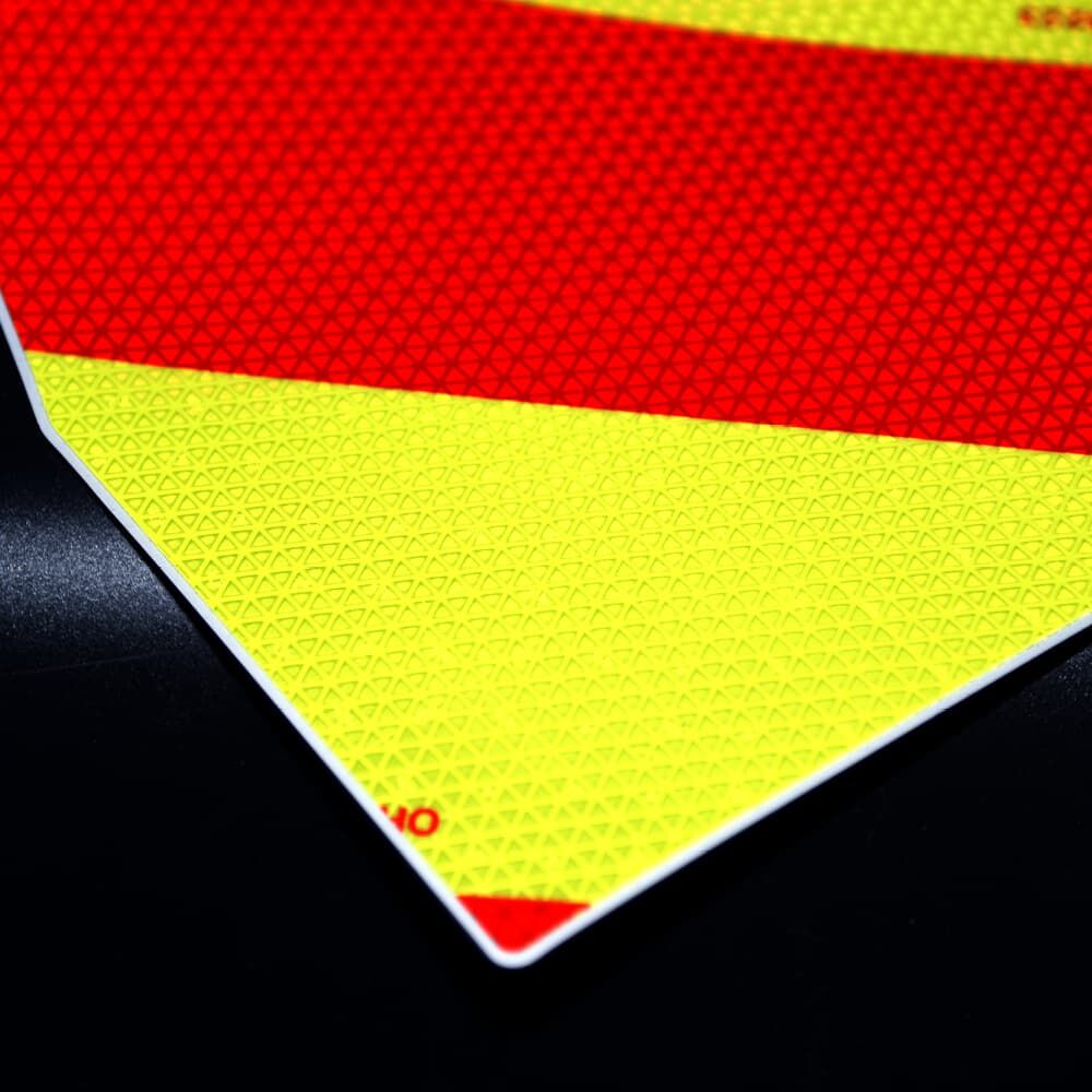 Reflexbild der Warnmarkierung auf schwarzem Hintergrund