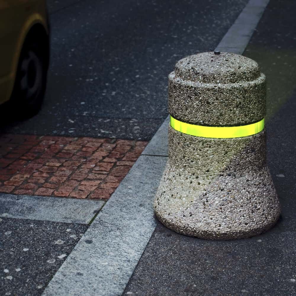 Beton-Poller mit Fluor-lime 3M 4080 Reflexband im Straßenraum