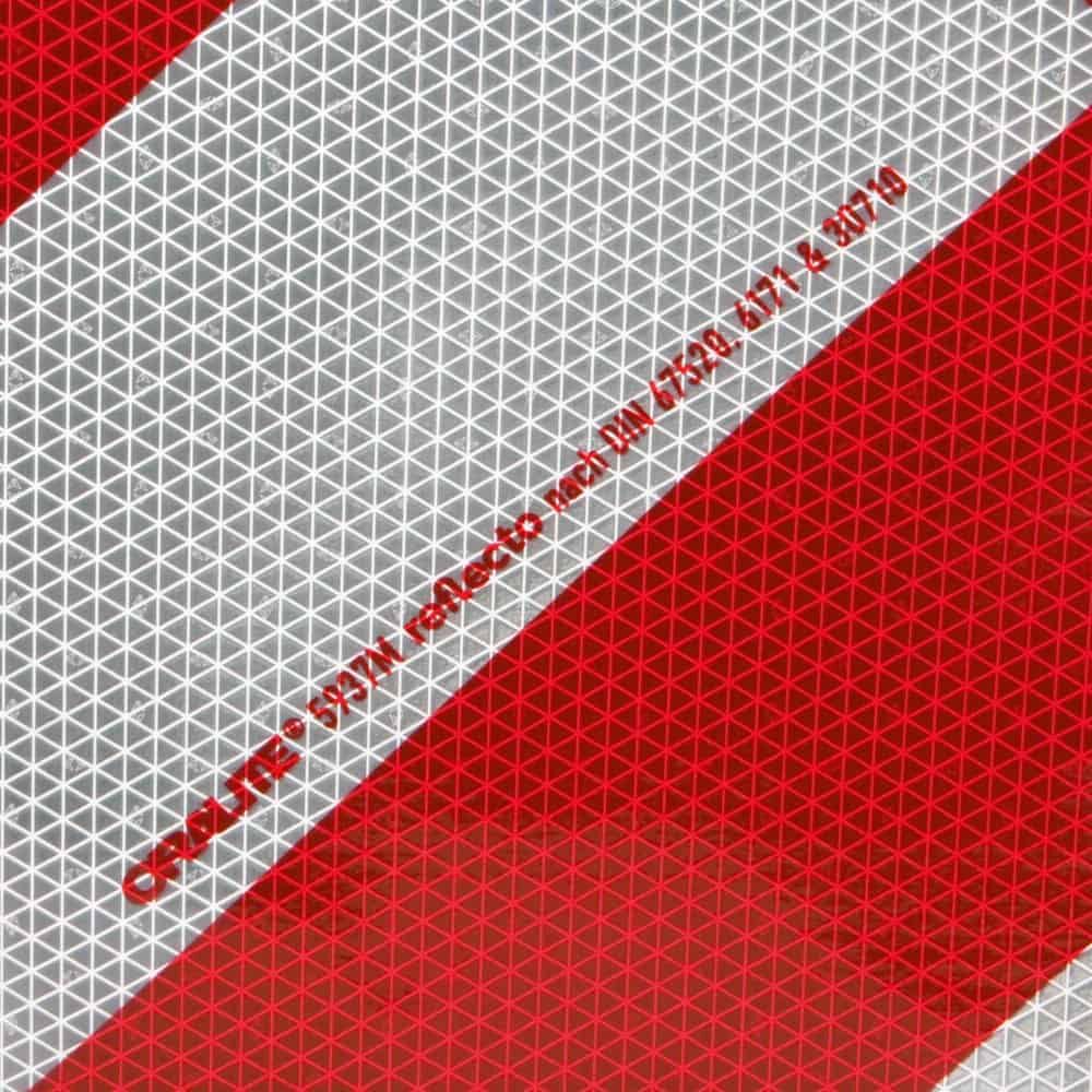 Nahaufnahme: Aufdruck „ORALITE 5931M reflektierend nach DIN“