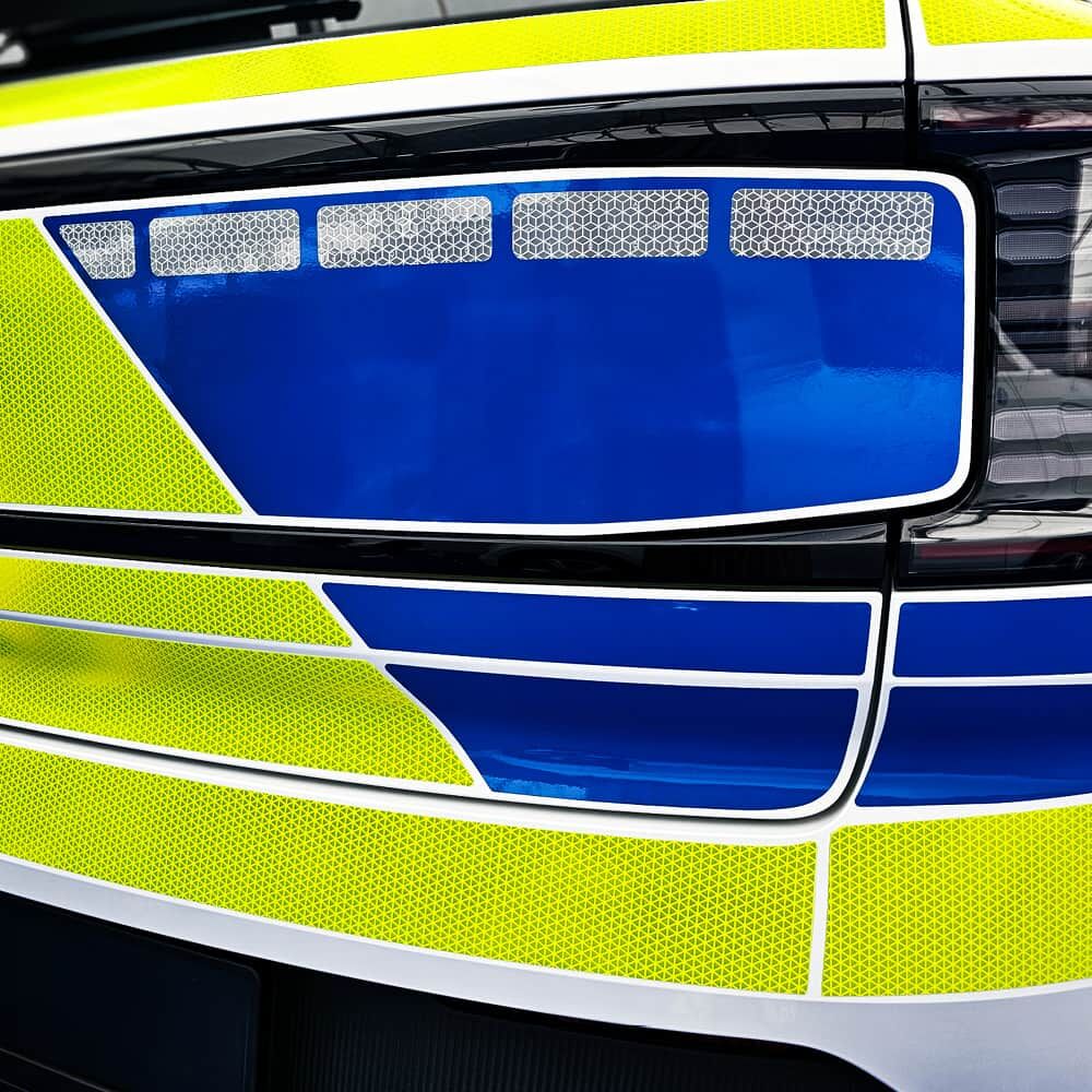 VC110 Gaps 90x30 mm auf Polizeifahrzeug-Heck für erhöhte Sichtbarkeit