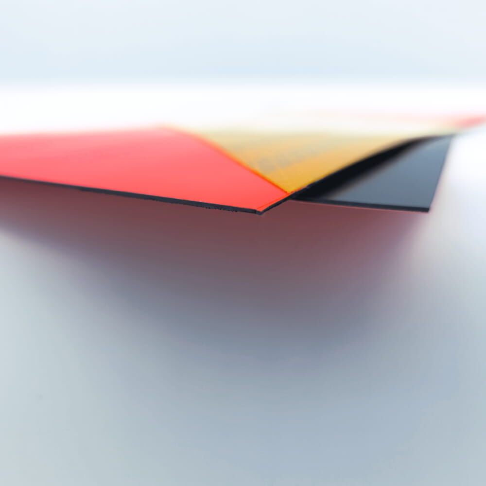 Eckdetail zeigt Folien und schwarze, magnetische Rückseite im Seitenprofil