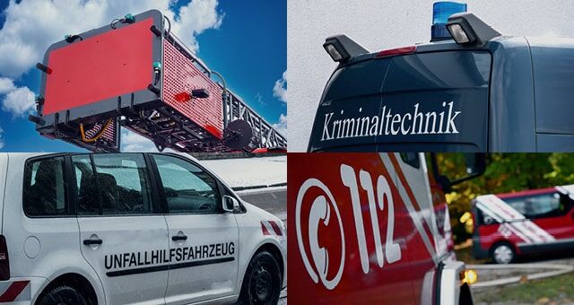 Vier Einsatzfahrzeuge: Feuerwehr, Kriminaltechnik, Notruf und Unfallhilfe