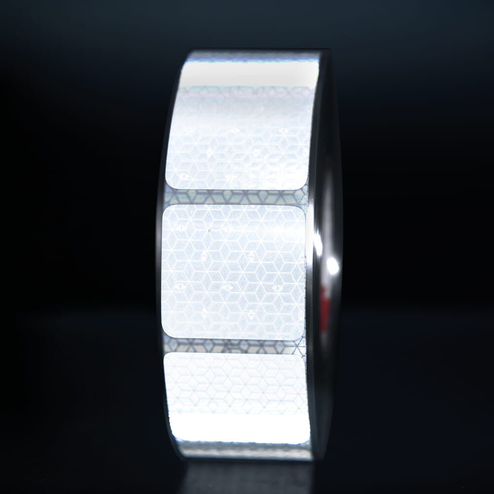Weiße VC104+ CG Rolle, Segmente reflektieren vor dunklem Hintergrund