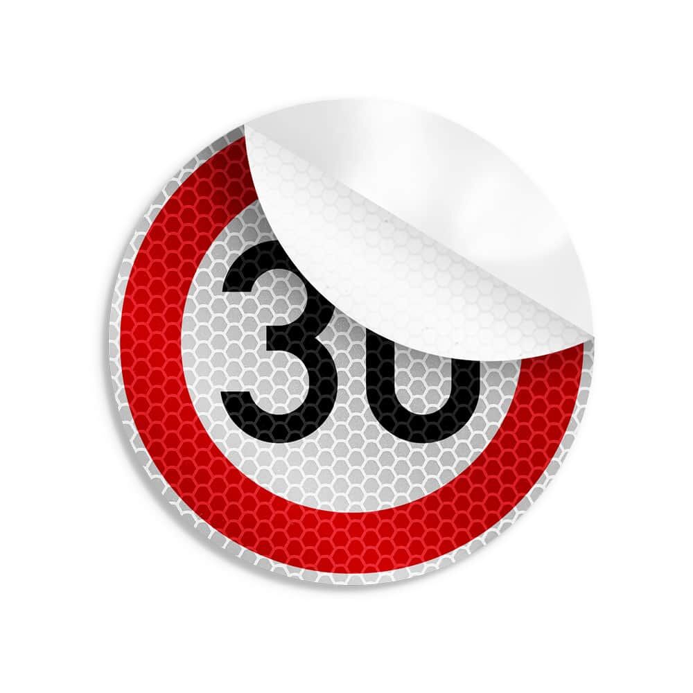 Tempo-30-Aufkleber mit abgezogener Ecke zeigt selbstklebende Rückseite