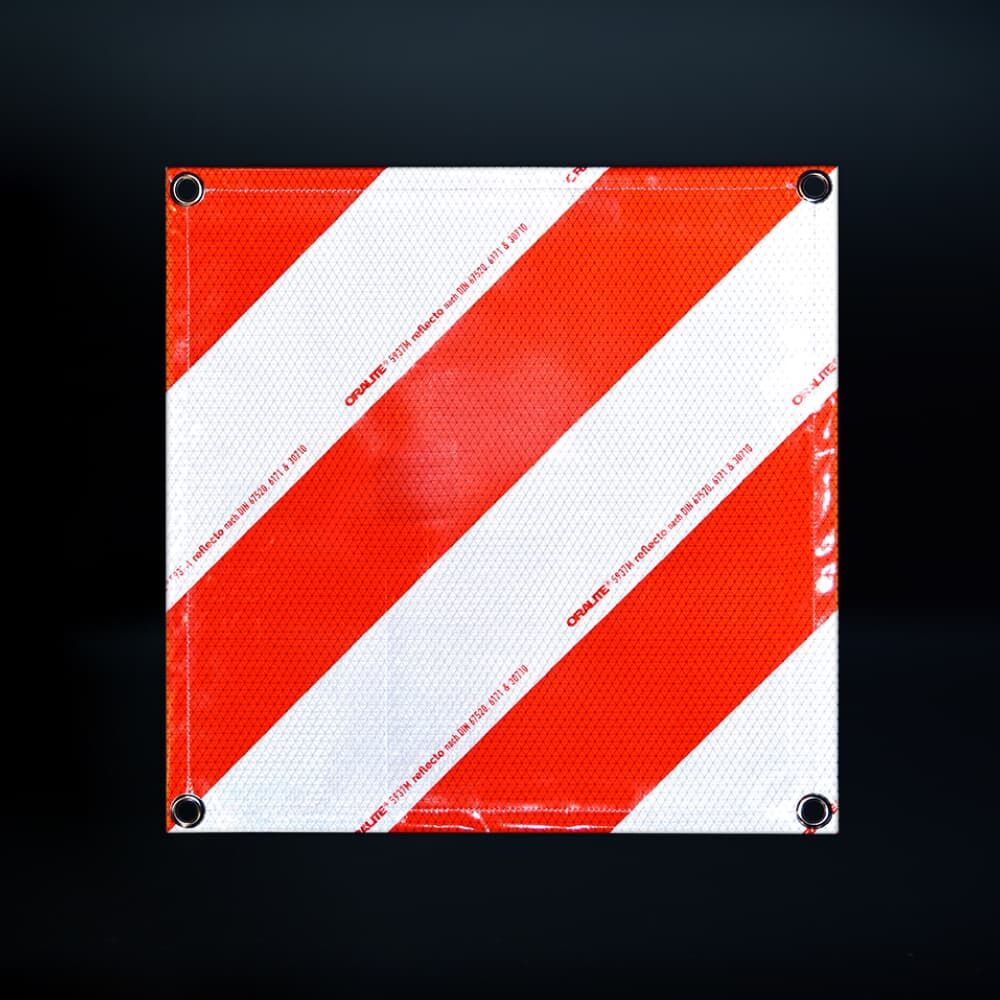 Warnbanner im Dunkeln, reflektierend mit diagonalen Streifen linksweisend