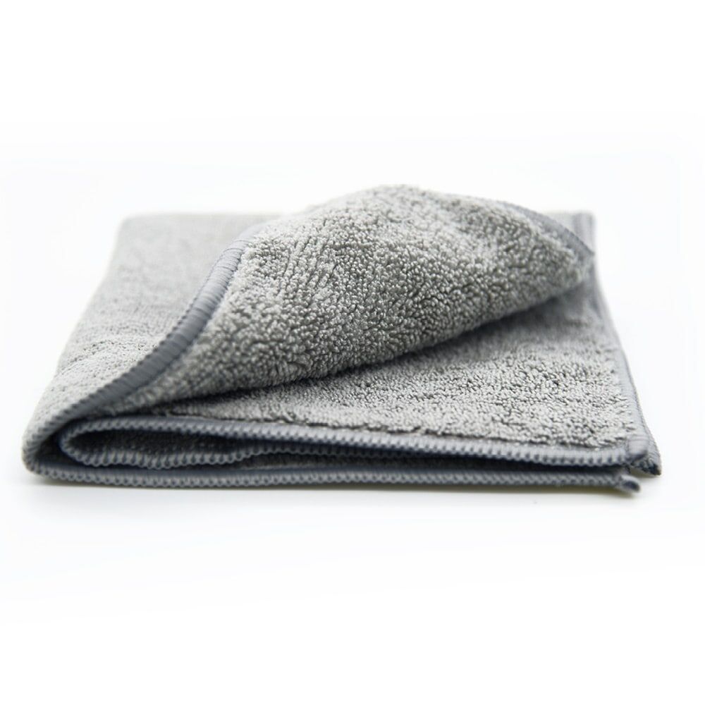 Aufgeschlagenes graues Tuch, flauschige Innenseite nach oben gewendet
