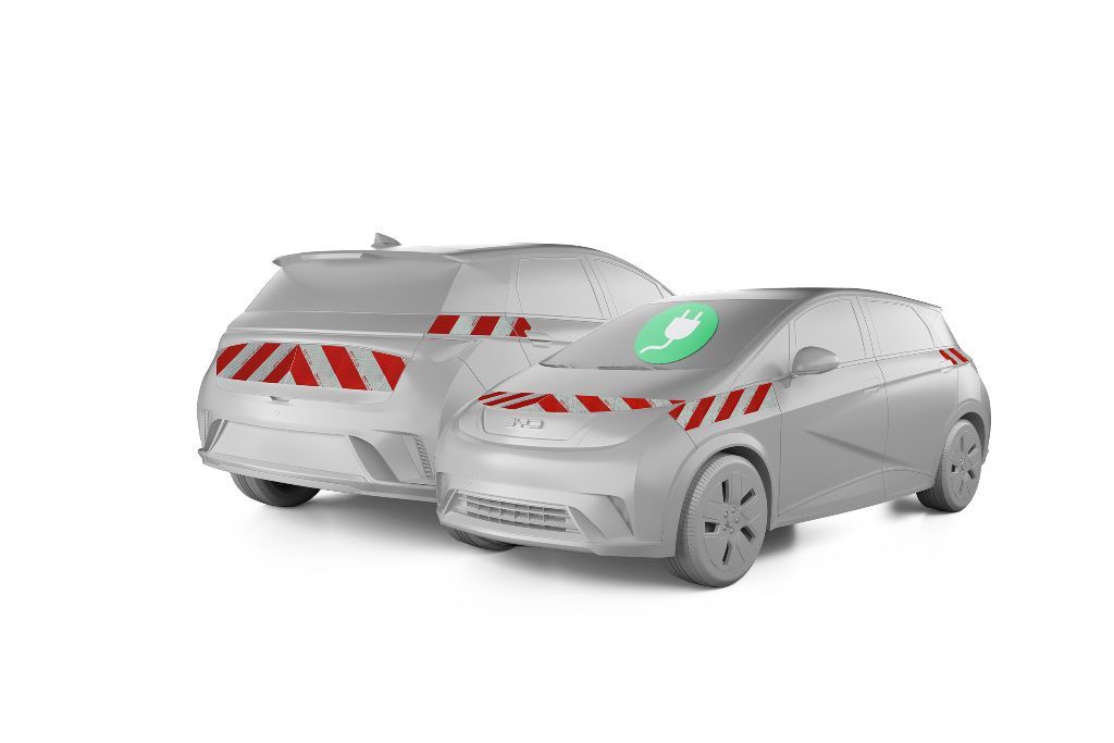 BYD Dolphin in Front- und Heckansicht mit Komplettwarnmarkierungssatz, Baujahr 2023, mit E-Plakette