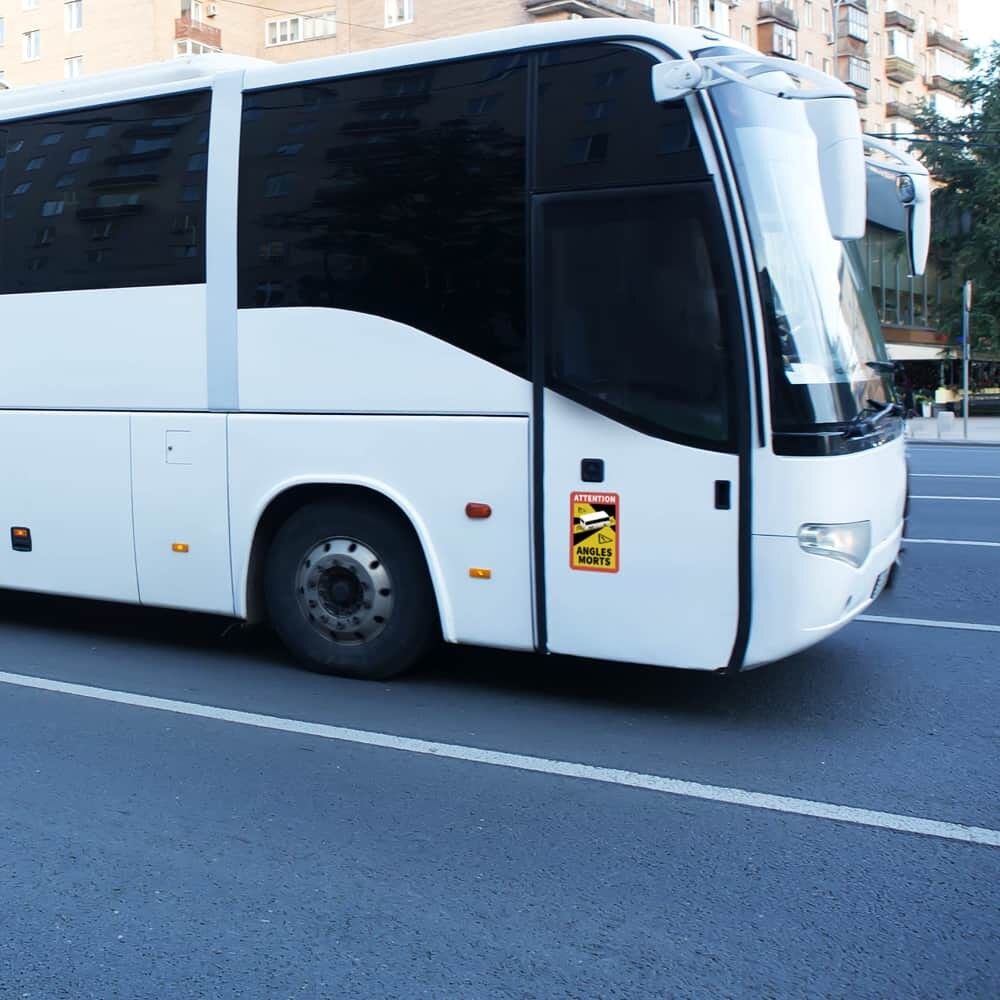 Bus mit montiertem Warnschild „Angles Morts“ auf der rechten Fahrzeugseite