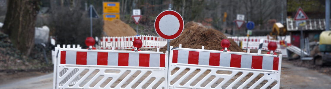 Titelbild Themenseite Baustellenmarkierung Das Titelbild der Themenseite Baustellenmarkierung zeigt eine vollständige Straßensperrung mit Baustellenszenerie im Hintergrund