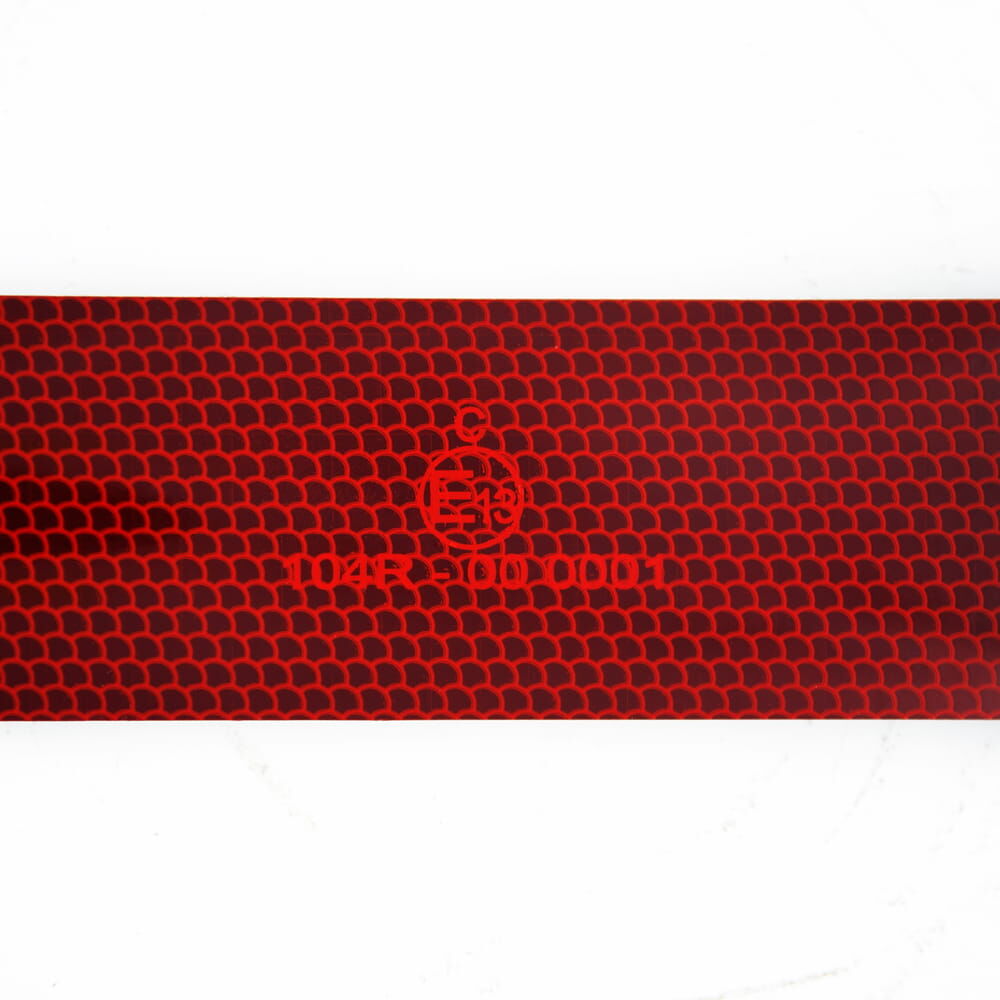 Rotes V-6700B: E-Kennzeichnung 104 R auf der reflektierenden Oberfläche