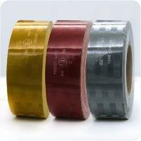 Drei Rollen 3M 943 Konturmarkierung in den Farben Gelb, Rot und Weiss nebeneinander angeordnet.