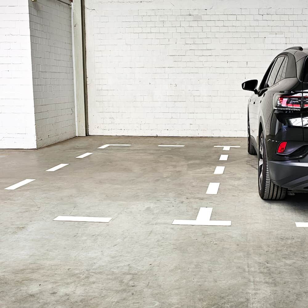Freie Parkfläche mit vollständiger 3M Stamark Markierung auf hellem Beton