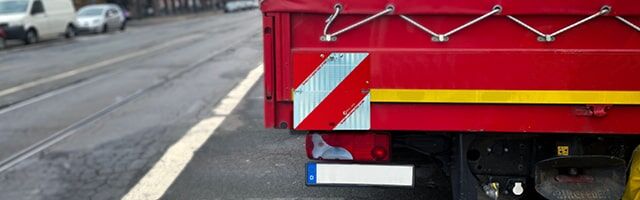 Parkleuchten und Park-Warntafeln gemäß § 51c StVZO Rückansicht eines roten Anhängers mit rot-weißer Parkwarntafel
