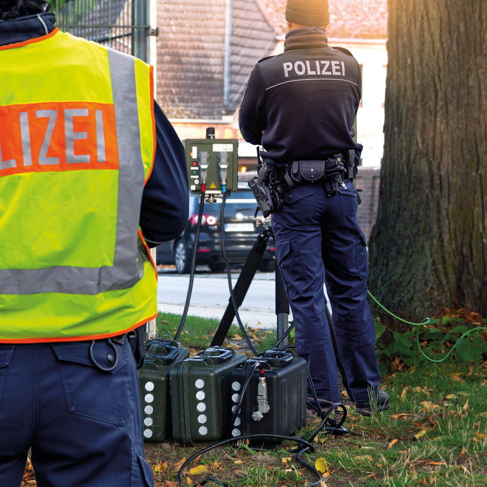 Polizeieinsatz: Reflexkreise VC110 Police sichtbar an Weste, Jacke und Gerätekoffer