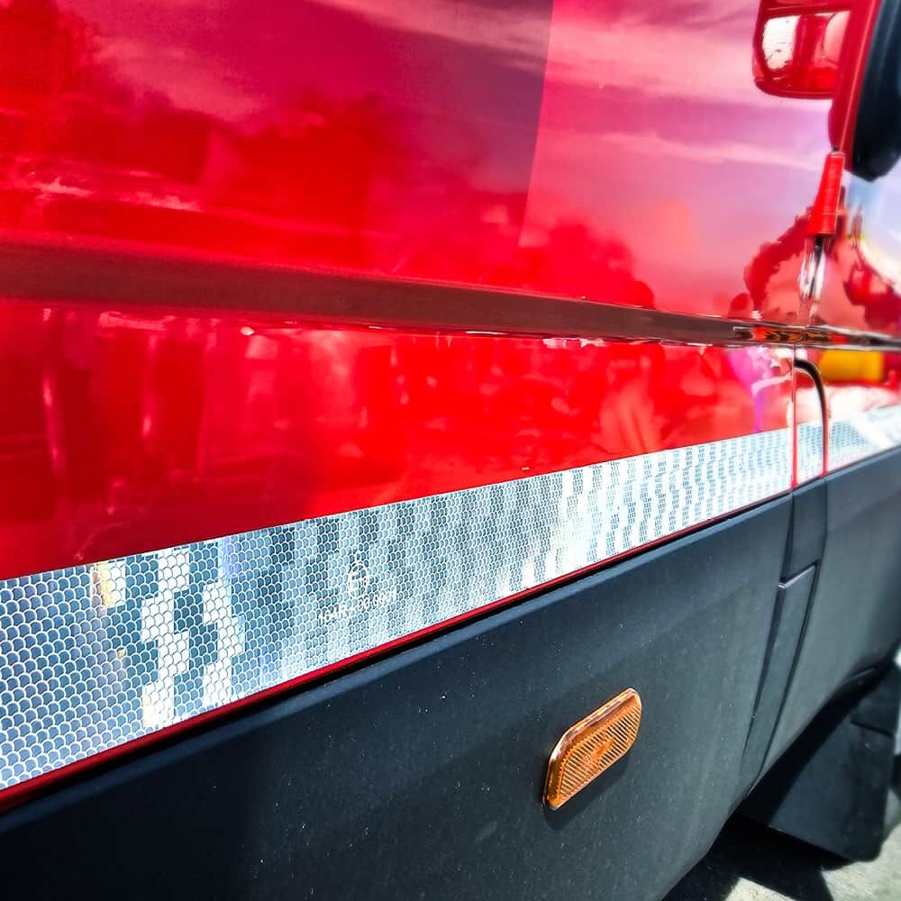 Silberner V-6700B Streifen an rotem Einsatz­fahrzeug, Seitenansicht