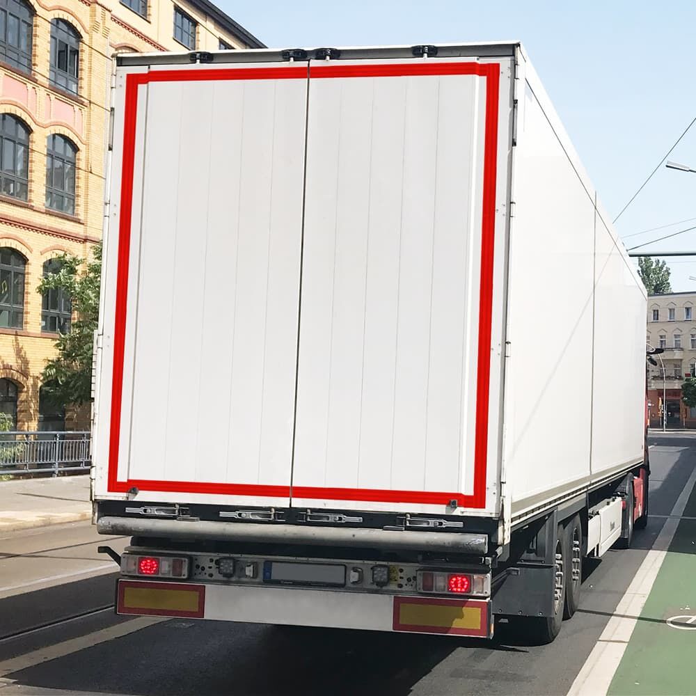 LKW-Heck mit umlaufendem 3M 943 Rahmen rot