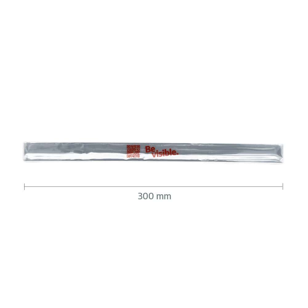 Weißes Schnapparmband mit Maßangabe 300 mm und rotem „Be visible.“-Schriftzug